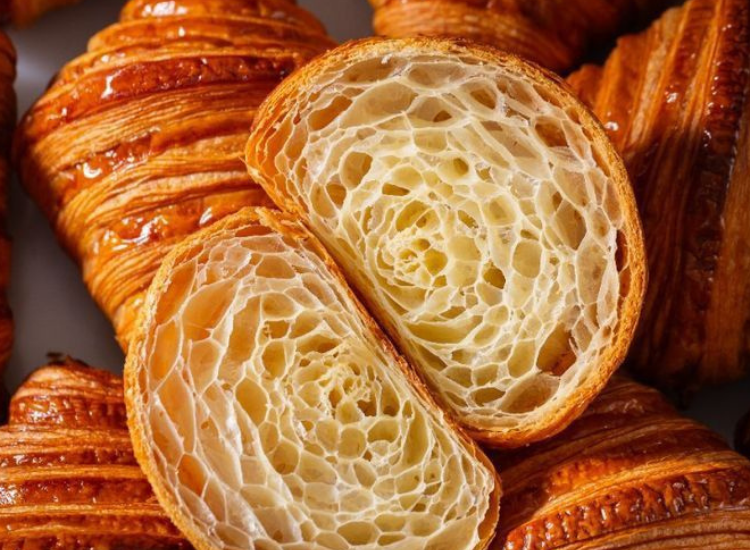 Cận cảnh lớp bánh Croissant nhiều tầng đặc trưng Cận cảnh lớp bột nhiều tầng của bánh Croissant Pháp chuẩn vị ẩm thực Pháp